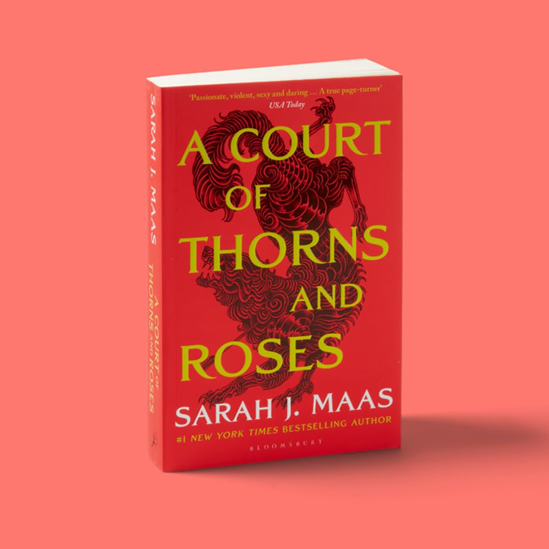 A Court of Thorns and Roses: Enter the EPIC fantasy worlds of Sarah J Maas with the breath-taking first book in the GLOBALLY BESTSELLING ACOTAR series